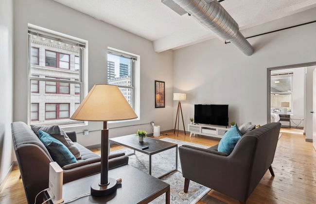 Spacious 2BR Downtown Retreat - Photo 30