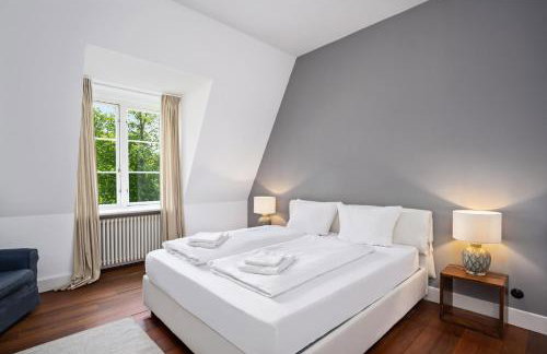 GUT KLETKAMP "Penthouse im Schloss" - Premium-Ferienwohnung mit 5 Schlafzimmern auf 400qm I Kamin I 2 Wohnzimmer I Garten & Terrasse I Wald- und Seeblick I Profi-Küche I 15 Min zur Ostsee I Parkplätze I WLAN - Foto 15