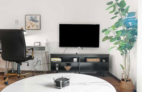 Workspace with Desk & Walkable to hospital & campus - Photo 9