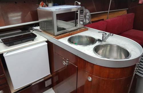 AMAZING FLAT IN CLASSIC SAILING BOAT in BARCELONA - Photo 12