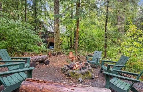 ZigZag Basecamp · Cozy Cabin Perfect for Nature Escapes w/ Hot Tub - Photo 5