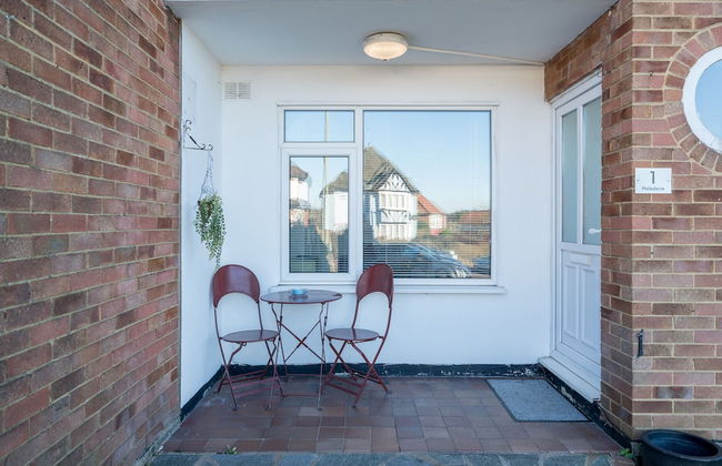 Madika Homes Stunning 2-bed Apartment in Edgware - Foto 8