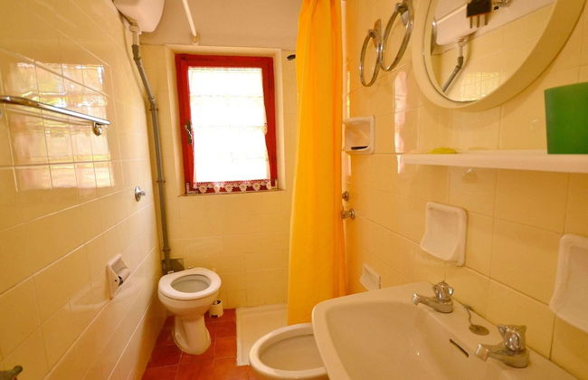 Spacious Home With Shared Pool - Photo 21