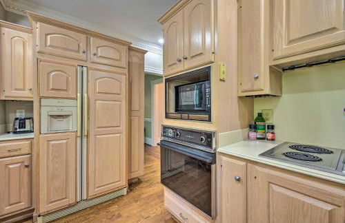 Bright Greensboro Escape about 1 Mi to Downtown - Foto 8