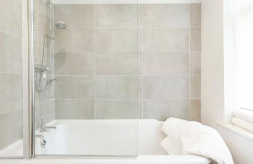 Dorney Windsor Legoland 5 Star Stay for upto 14 guests - Photo 54