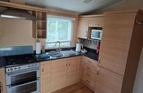 Caravan with hot tub at Tattershall lakes - Foto 36