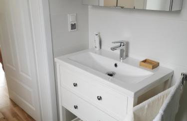 Dom nad jeziorem z prywatnym pomostem i linią brzegową - Foto 14