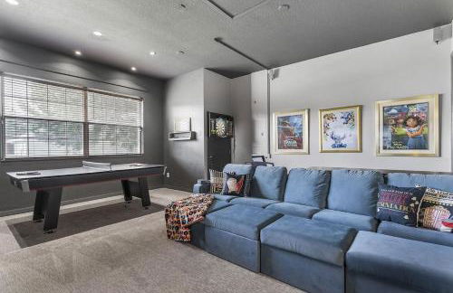 Luxurious 9BR Themed SE Facing Pool Hot Tub Theater Game Room BBQ 2 miles Disney - Foto 38