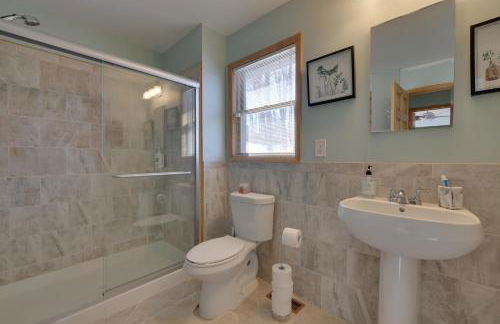 Large Deck and Resort Amenities Lake Ariel Retreat - Foto 16