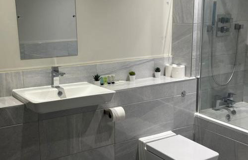 Spacious, bright 2 bed flat with 1 S/king bed. - Foto 5