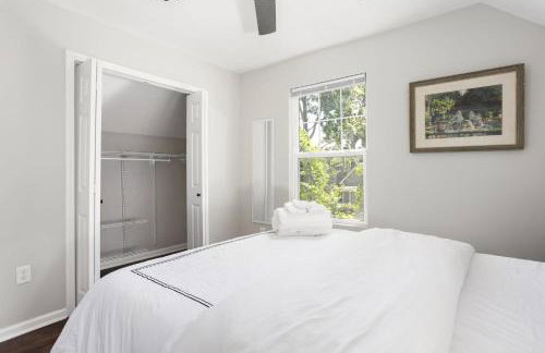 Chic 3BR Home with Fire Pit-Private Yard-Family Friendly - Foto 35