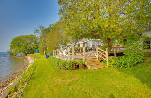 2 Living Areas, Tennis! Waterfront Suttons Bay Gem - Foto 35