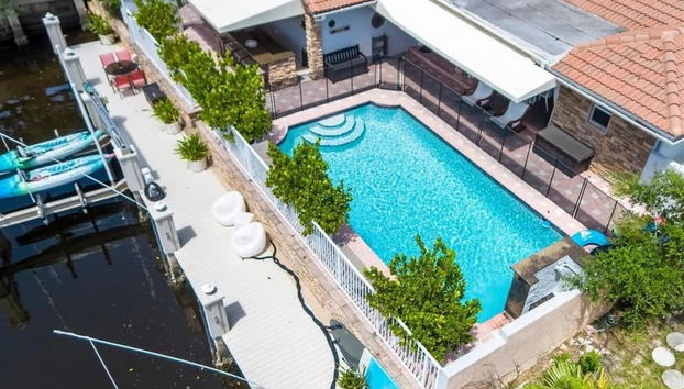 Luxe 4BR Waterfront w Htd Pool 5min to Beach - Foto 3, Habitación