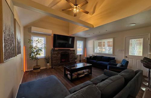 Cozy Pocono Home with a Hot Tub, Fire pit, Karaoke, Games and more! - Foto 5