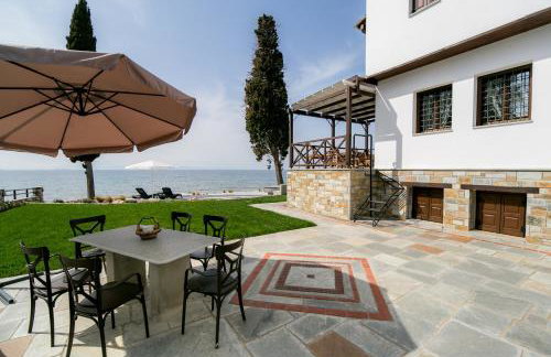 Mermaid Beachfront Villa - Photo 10