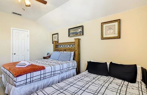 Spacious retreat w pool & game room - Foto 40