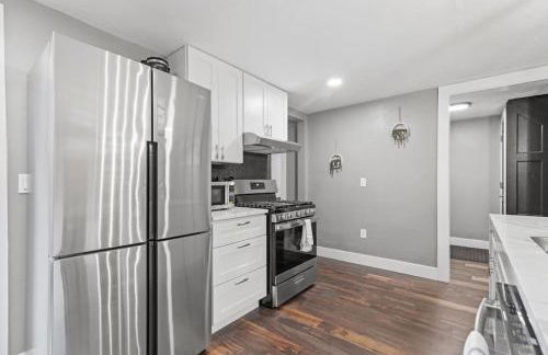 Upscale 2 Story Apartment with 8 beds and Free Parking, walkable to S Highland ave - Foto 11