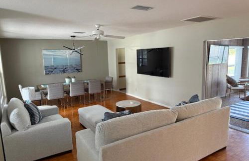 Cool ranch home with heated pool near beach - Foto 5