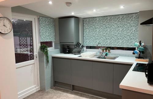 3 Bedroom home, with 4 beds, parking, walk to station & town centre families and business visitors welcome - Foto 15