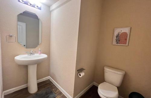 Spacious 4BR Home w Game Room Office Backyard - Foto 34