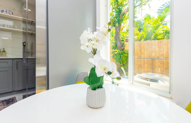 Uhost AI 1BR With Marble Accents Patio - Foto 24