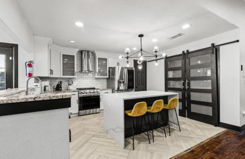 Stunning Carrollton Castle with 4 Bedrooms + Pool + Media Room - Foto 10