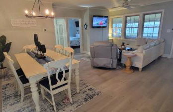 Waterfront home with Private Dock and swimming area, large fenced backyard - Foto 10