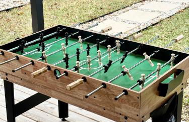 Luxe Retreat, Modern Gem with Private Backyard Oasis - Foto 47