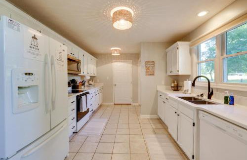 Smith Mountain Lake Home with Private Hot Tub and Dock - Foto 6