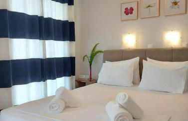 Blue Window - Photo 3