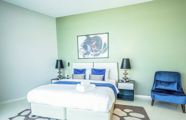 Nasma Holiday Homes - DAMAC Hills Artesia Tower C - Photo 2