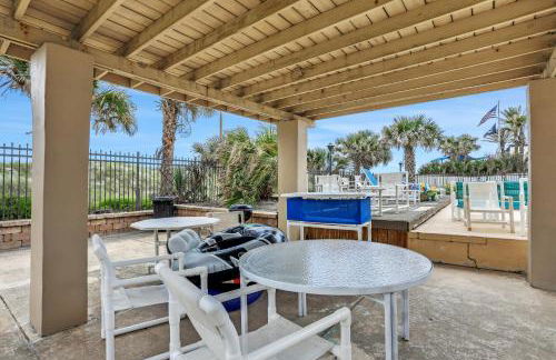 Renovated condo with ocean views, pool, & beach access - Foto 15