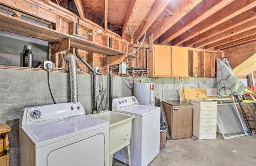 Woodsy Willow Creek Getaway with Pool and Deck! - Foto 29