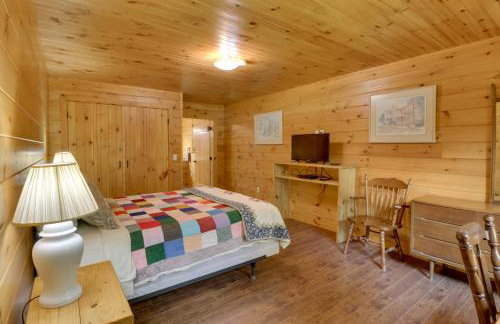 Serene and Secluded Alabama Cabin with Covered Deck! - Foto 17