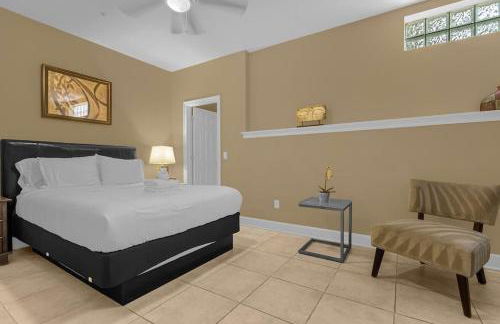 Cozy & Elegant 4BR Enchanted Townhouse - 1 Mile to Disney with Resort Pool, Gym, & Jacuzzi - Photo 31