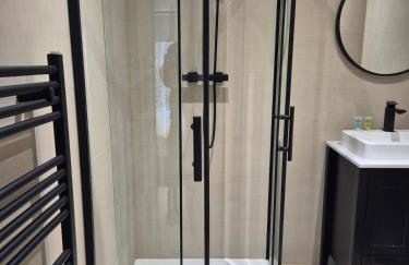 #23 Lux stylish 2 bed 2 bath with balcony NEC n12 - Sleeps 4 - "Perfect for contractors and Families - Free Parking" - Foto 8