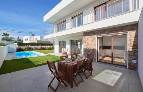 Aroeira Villa w/ Pool near Beach, By TimeCooler - Foto 2