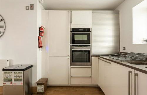 Modern contemporary home in beautiful setting - Foto 50