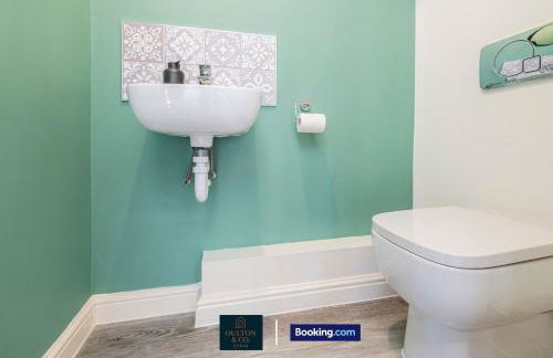 Luxury Retreat For 10 Short Lets & Serviced Accommodation Manchester with Hot Tub and Spacious Garden - Foto 51