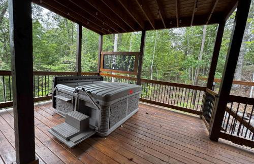 Luxe Cabin with Game Room, Hot Tub & Firepit - Foto 39