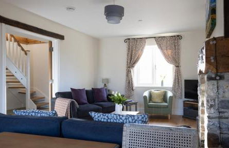 Family Country Cottage with Stunning Mountain Views - Photo 3