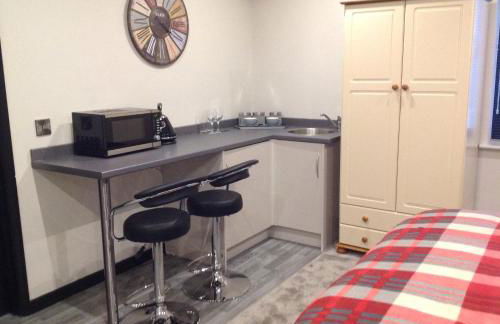 Rooms @ Number Six - Photo 31