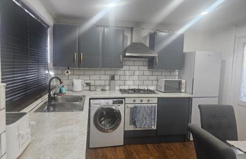 Stylish & Cosy Home in Bridgend with free parking - Photo 45