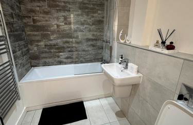 Stylish 2-Bed Apartment by Manchester City Cente - Foto 33