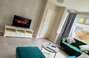 Stylish 3-Bed Home with Parking - Ideal for Long Stays - Photo 25