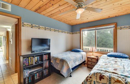 Deck and Wooded Views 5-Acre Auberry Retreat! - Foto 16