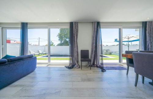 Black Pool House just 10 minutes away from the beach - Foto 14