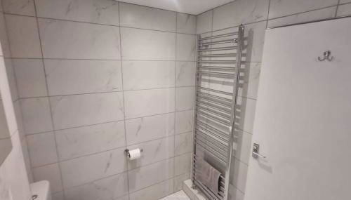 Spacious self contained flat in superb location - Photo 2, Shower
