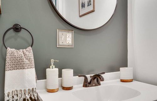 NEW! Shenandoah family & dog friendly cabin - 5 min walk river with private river access, BBQ, playground, fire pit - Foto 53