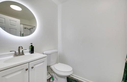 Stunning Poconos Villa- Hot Tub, Pool, Game Room, BBQ & more - Foto 51